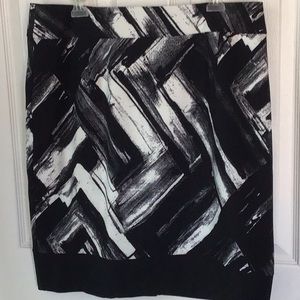 Classic Worthington black & white abstract patterned skirt. Size 16.